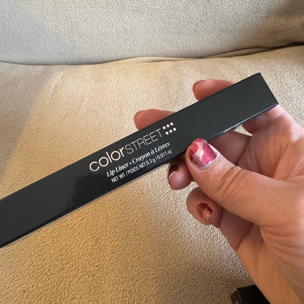 Color Street Lip Liner - Sassy (cheery pink) - Picture 2 of 4